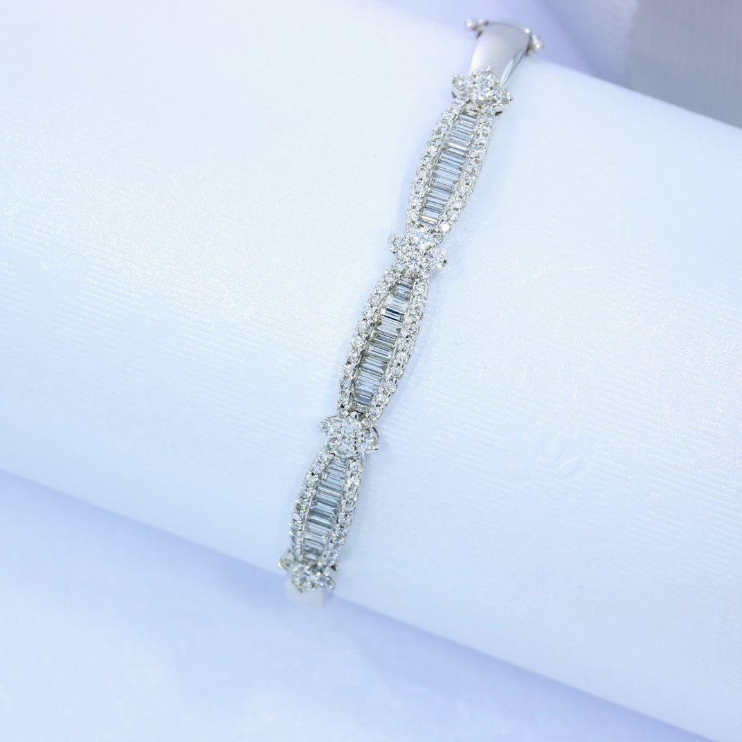 Pre Owned Certified 18ct White Gold Diamond Fancy Bangle 2.30ct G Si1