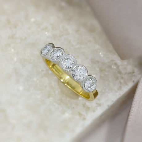 18ct Gold 5 Stone Diamond Eternity Ring with a Platinum Setting Approx 1.05ct