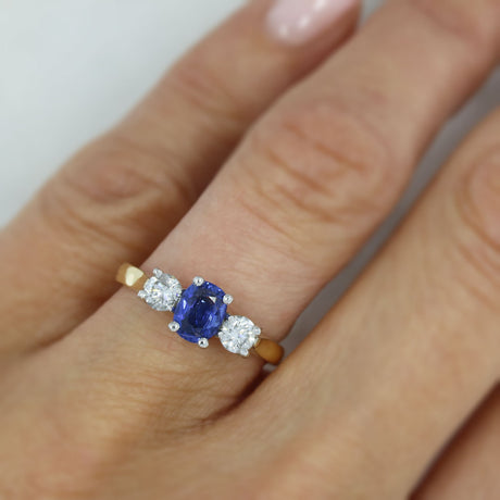 18ct Yellow Gold Oval Sapphire & Diamond 3 Stone Ring