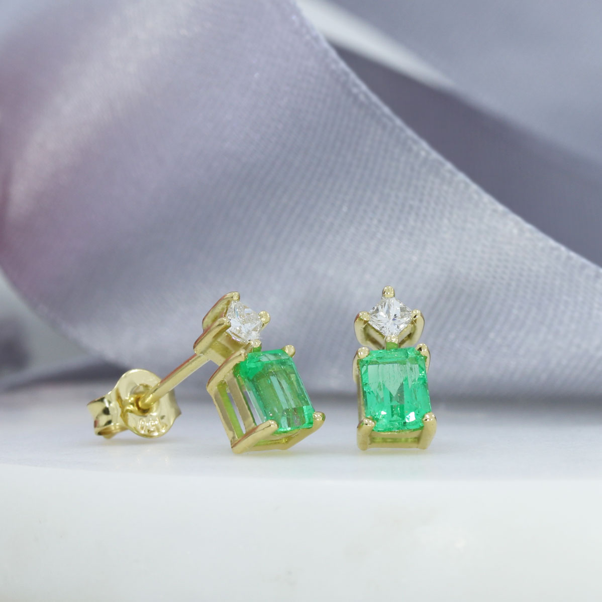 18ct Gold Oblong Claw Set Emerald 1.43ct & Princess Cut Diamond 0.21ct Stud Earrings