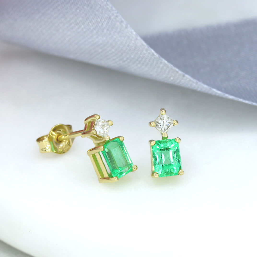 18ct Gold Oblong Claw Set Emerald 1.43ct & Princess Cut Diamond 0.21ct Stud Earrings