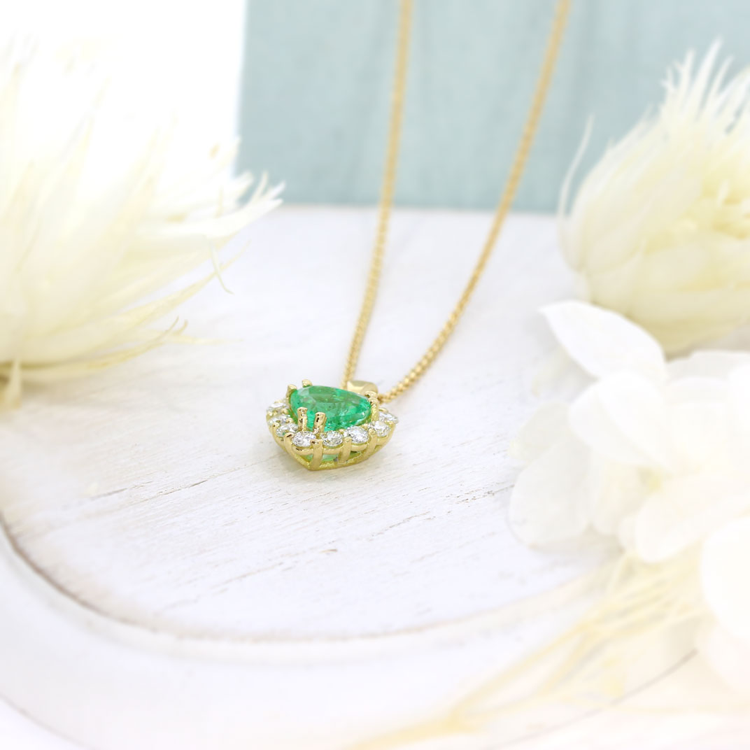 18ct Yellow Gold Heart Shape Emerald & Diamond Cluster Pendant on an 18ct 18inch Chain