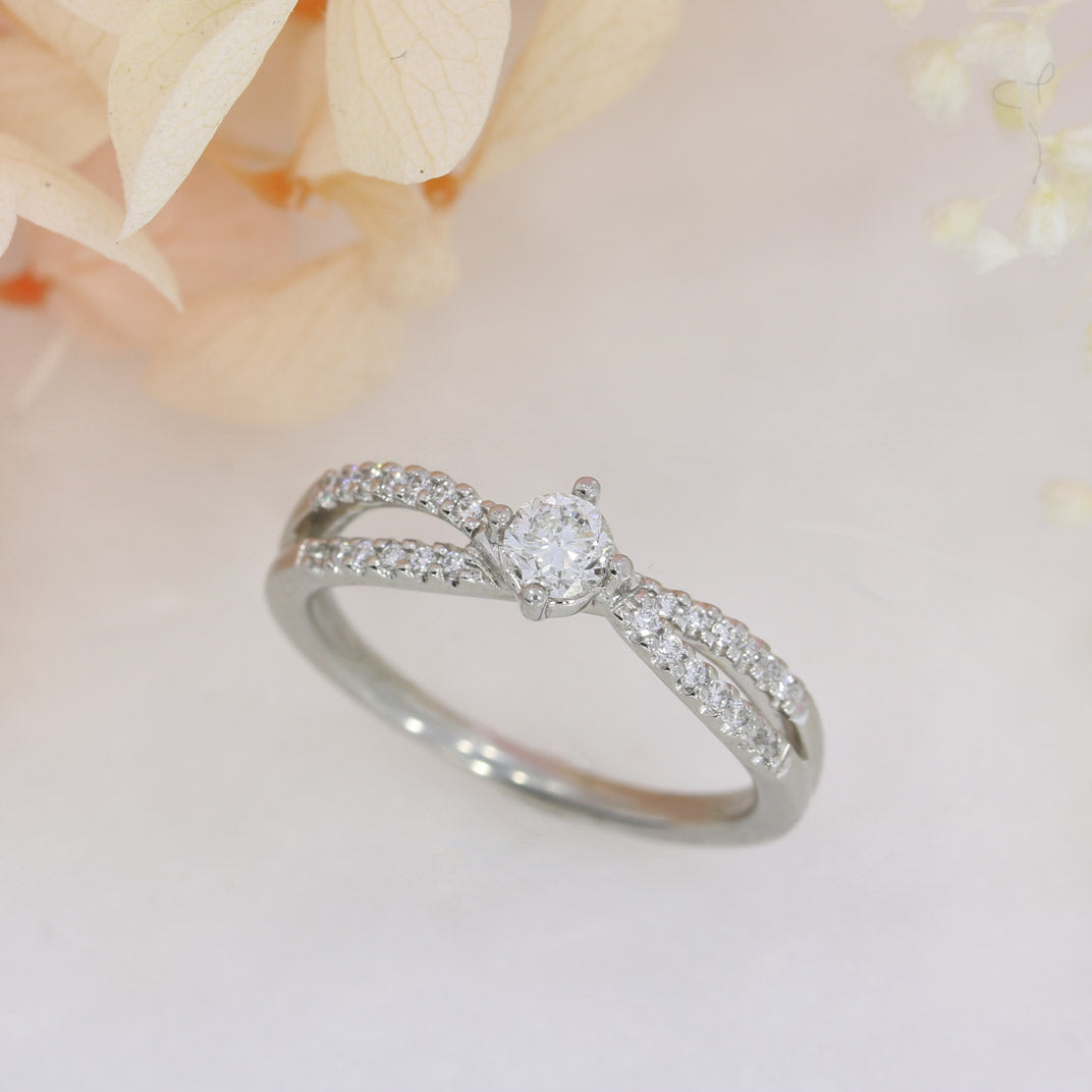 Pre Owned Platinum Diamond Solitaire Ring with Diamond Shoulders