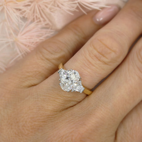 18ct Certified Oval Brilliant Cut Lab Grown Diamond with Stone Set Shoulders Total 2.29ct E VS1