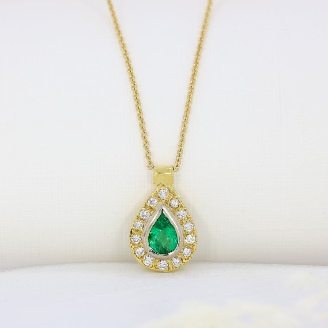 18ct Gold Pear Shaped Emerald & Diamond Cluster Pendant on an 18ct 18inch Chain