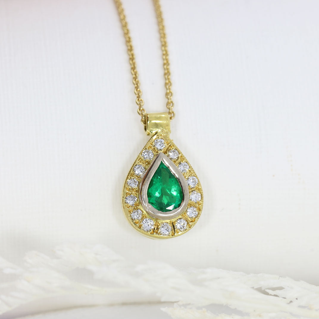 18ct Gold Pear Shaped Emerald & Diamond Cluster Pendant on an 18ct 18inch Chain