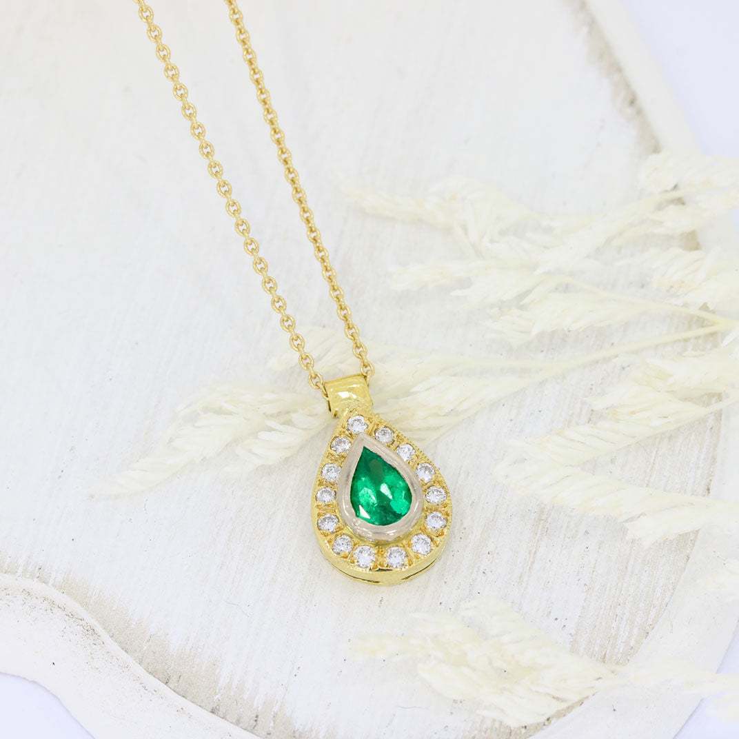 18ct Gold Pear Shaped Emerald & Diamond Cluster Pendant on an 18ct 18inch Chain