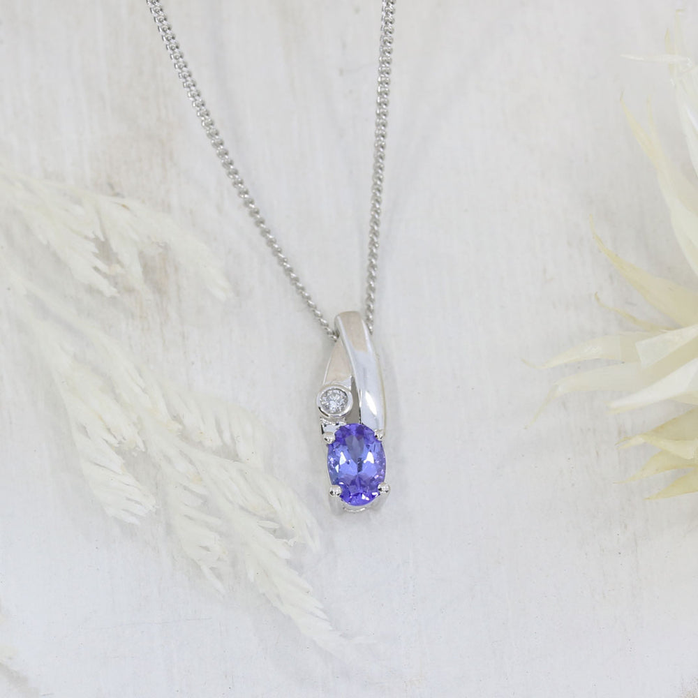 18ct Gold Tanzanite & Diamond Pendent on a 9ct 18inch Chain