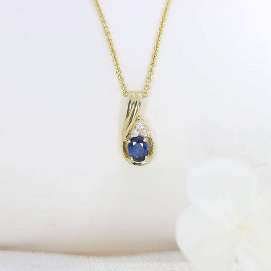 9ct Gold Sapphire & Diamond Swirl Pendent On a 9ct Gold 18 ''Chain