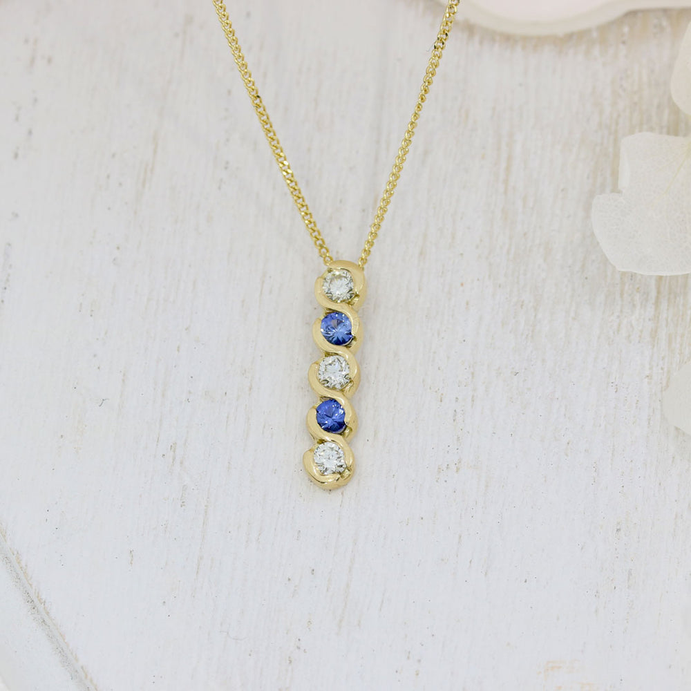 18ct Gold 5 Stone Sapphire & Diamond pendant 18ct Yellow gold 16'' fine curb chain