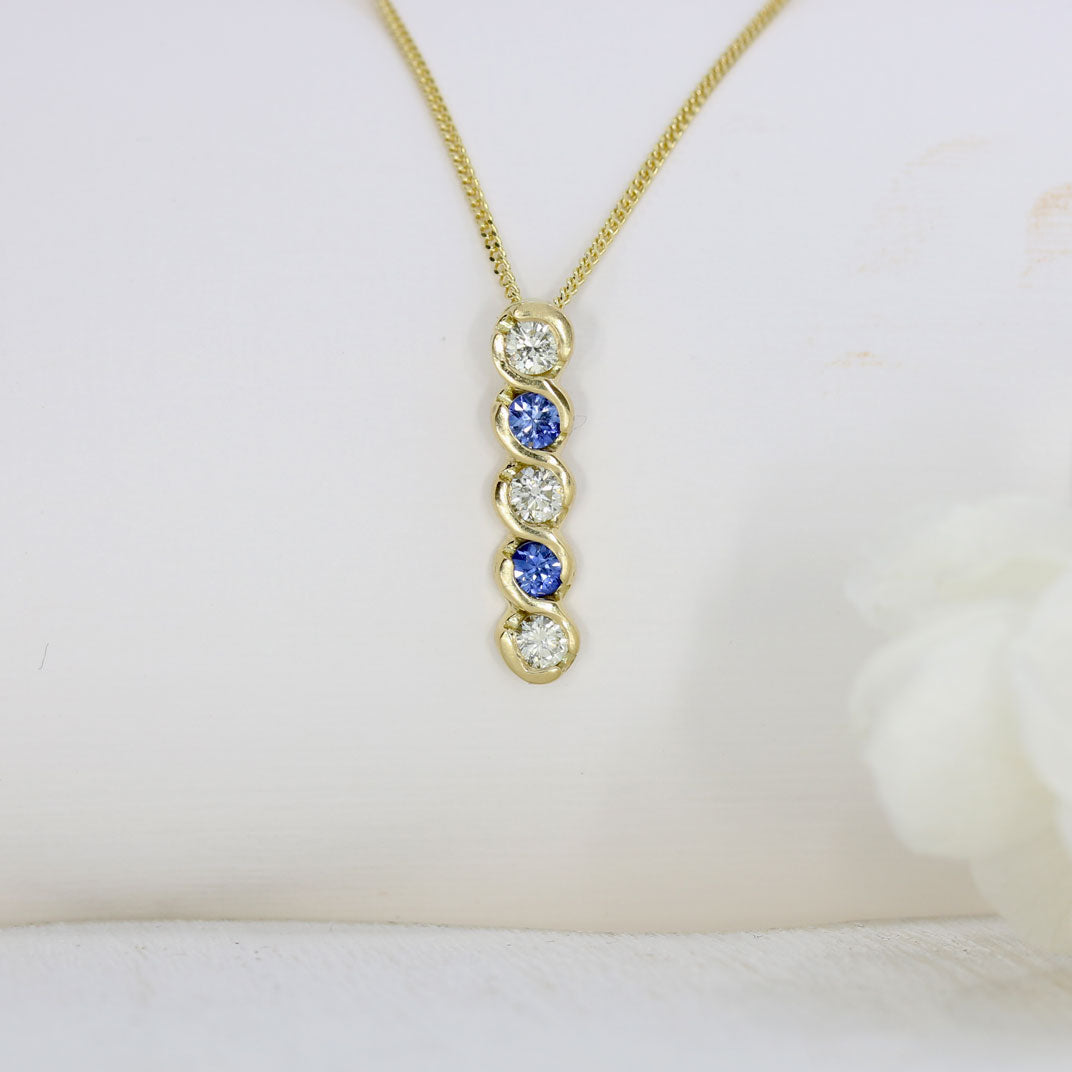 18ct Gold 5 Stone Sapphire & Diamond pendant 18ct Yellow gold 16'' fine curb chain