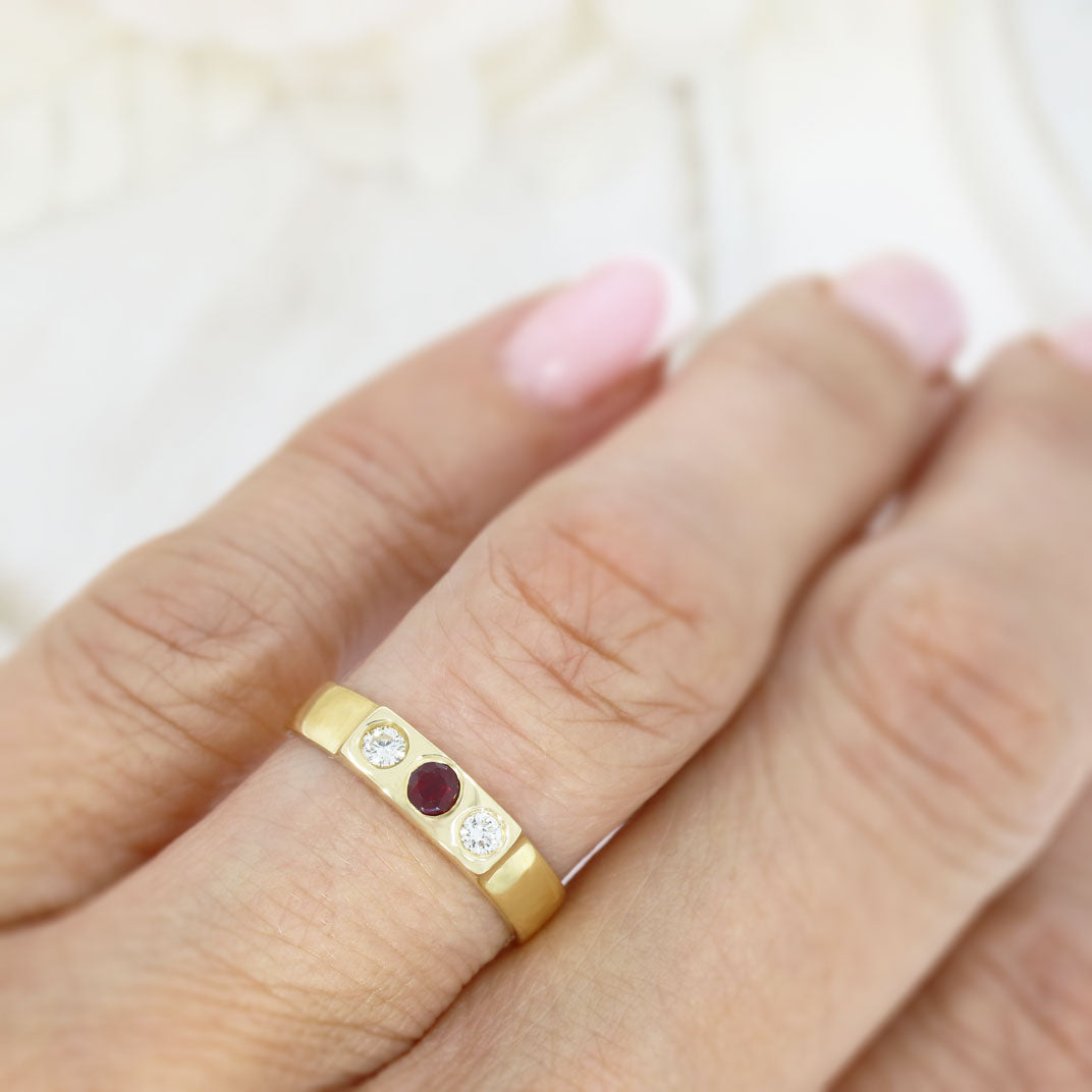 18ct Yellow Gold Ruby & Diamond Roman Set 3 Stone Ring