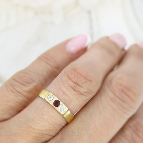 18ct Yellow Gold Ruby & Diamond Roman Set 3 Stone Ring