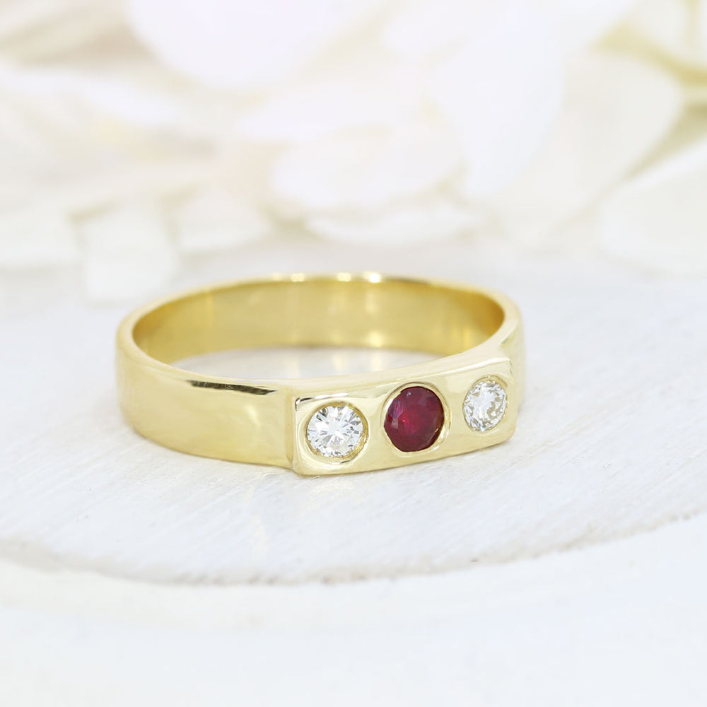 18ct Yellow Gold Ruby & Diamond Roman Set 3 Stone Ring