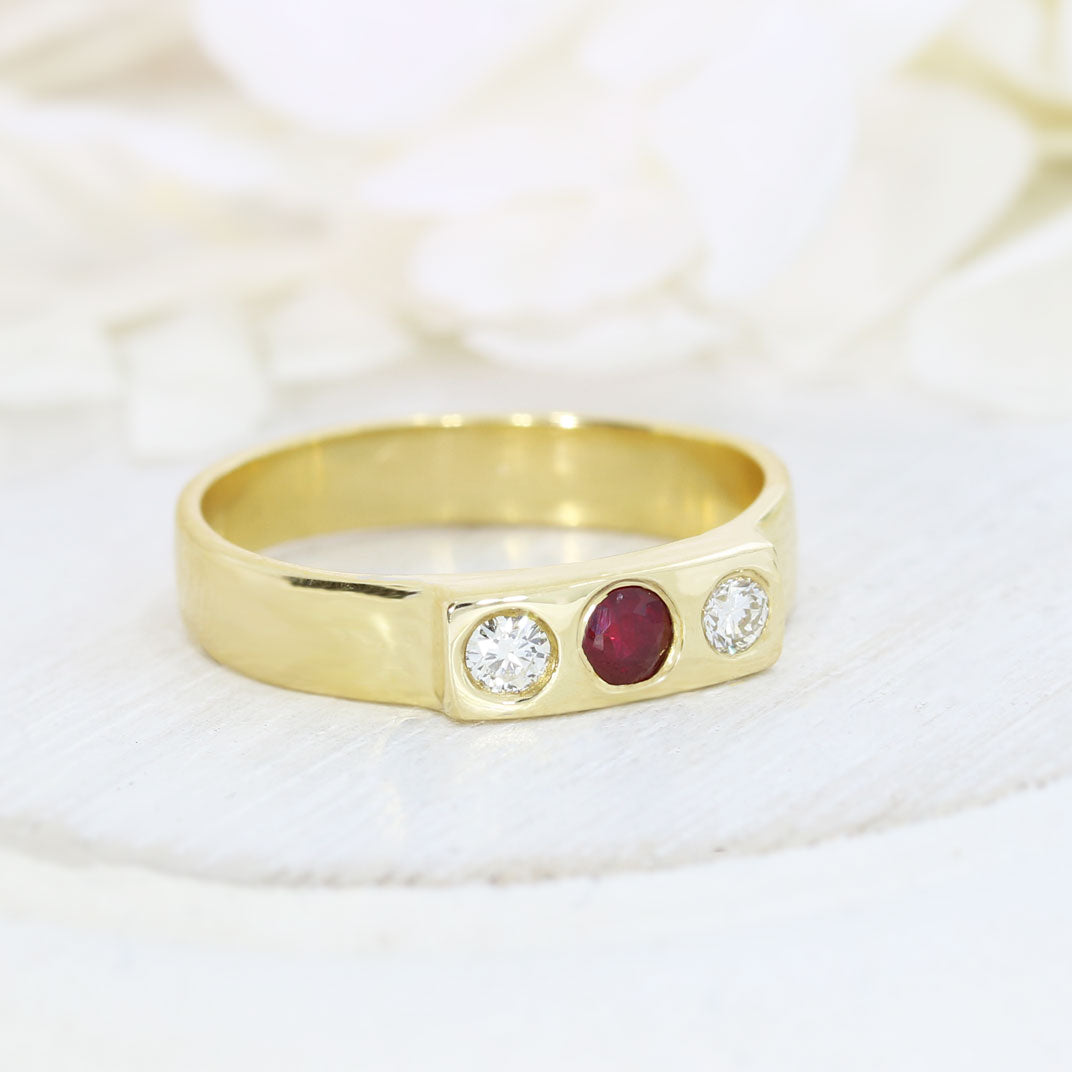 18ct Yellow Gold Ruby & Diamond Roman Set 3 Stone Ring
