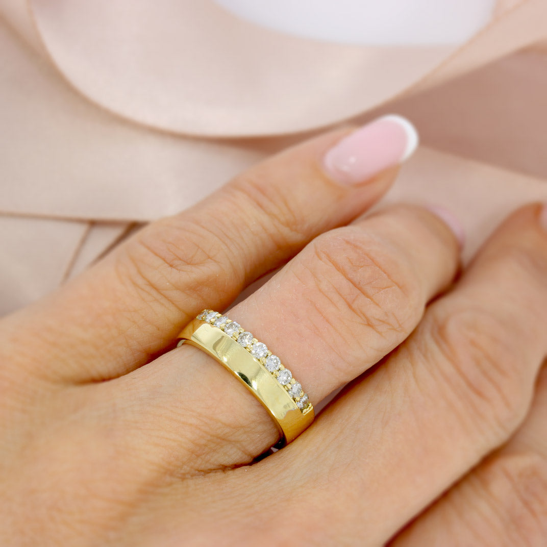 18ct Gold Band With Claw Set Diamonds To The Edge 0.54ct