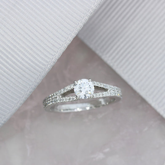 Platinum Certified Solitiare Ring With Diamond Shoulders 0.90ct