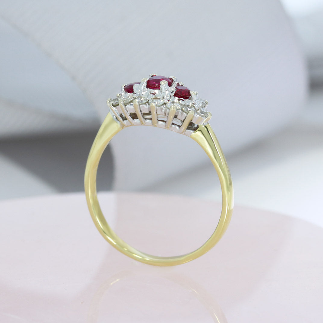 18ct Gold Ruby & Diamond Cluster Ring Approx Diamond Weight: 0.25ct