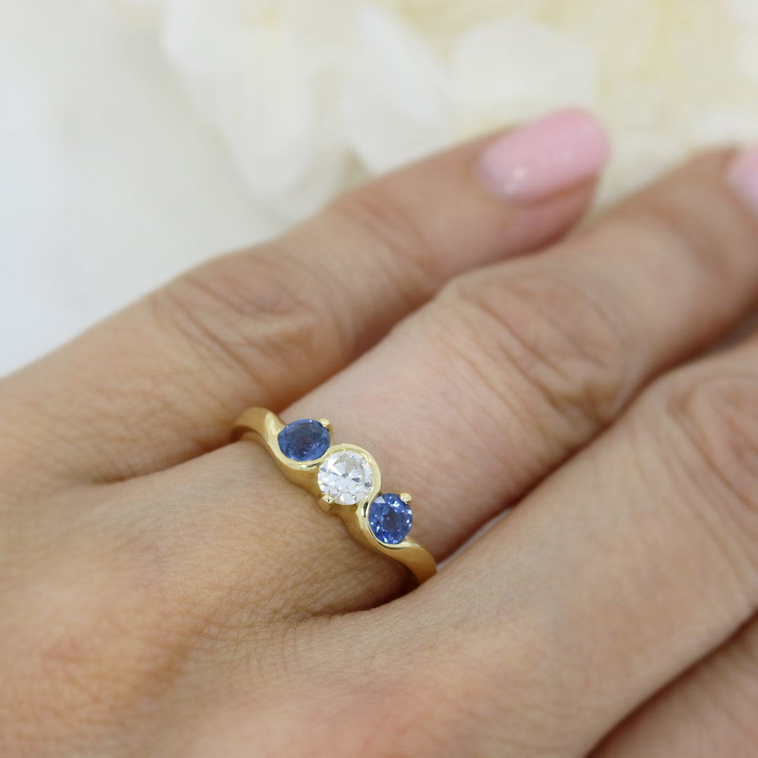 18ct Yellow Gold 3 Stone Sapphire & Diamond Ring.