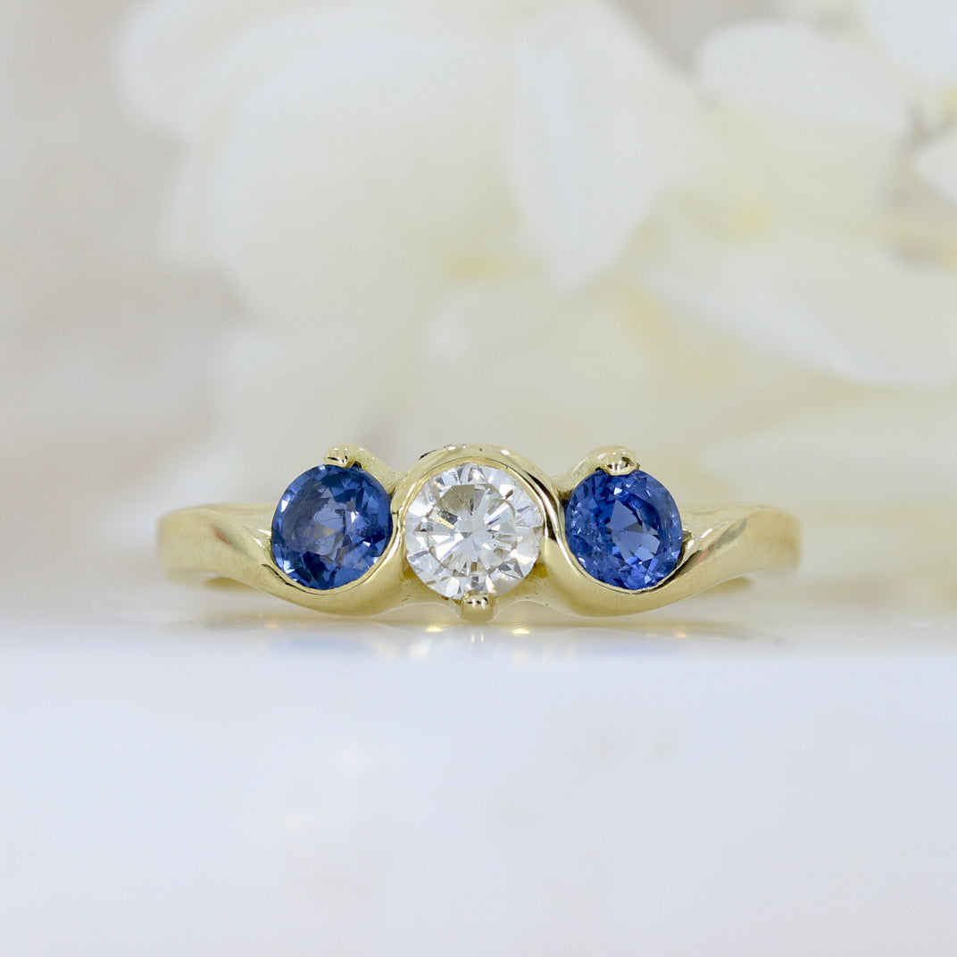 18ct Yellow Gold 3 Stone Sapphire & Diamond Ring.
