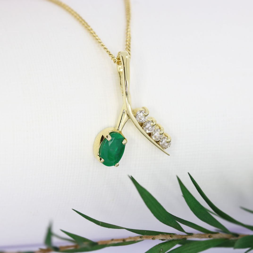 18ct Yellow Gold Oval Emerald & Diamond Fancy Split Pendant & Chain