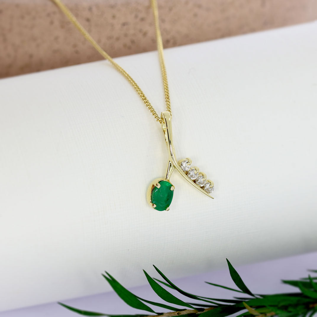 18ct Yellow Gold Oval Emerald & Diamond Fancy Split Pendant & Chain