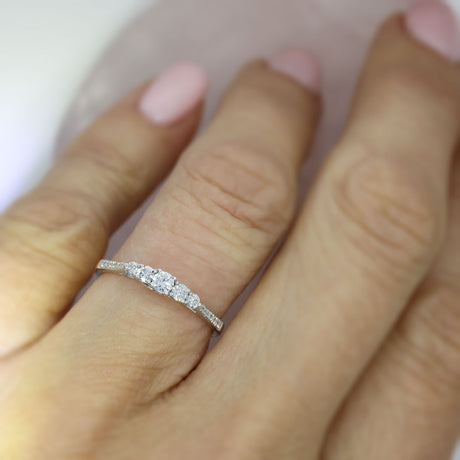 Pre Owned 18ct Gold Narrow 5 Stone Diamond Ring with Diamond Set Shoulders