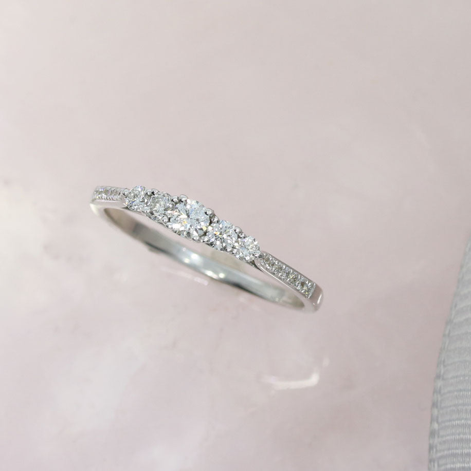 Pre Owned 18ct Gold Narrow 5 Stone Diamond Ring with Diamond Set Shoulders