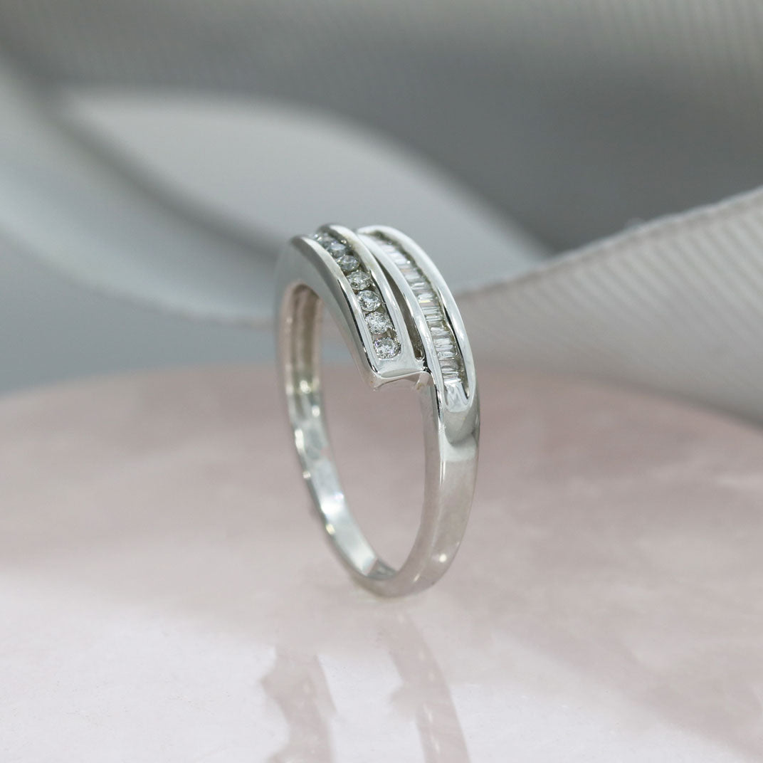 Pre Owned 18ct White Gold Crossover Baguette & Round Diamond Dress Ring 0.25ct