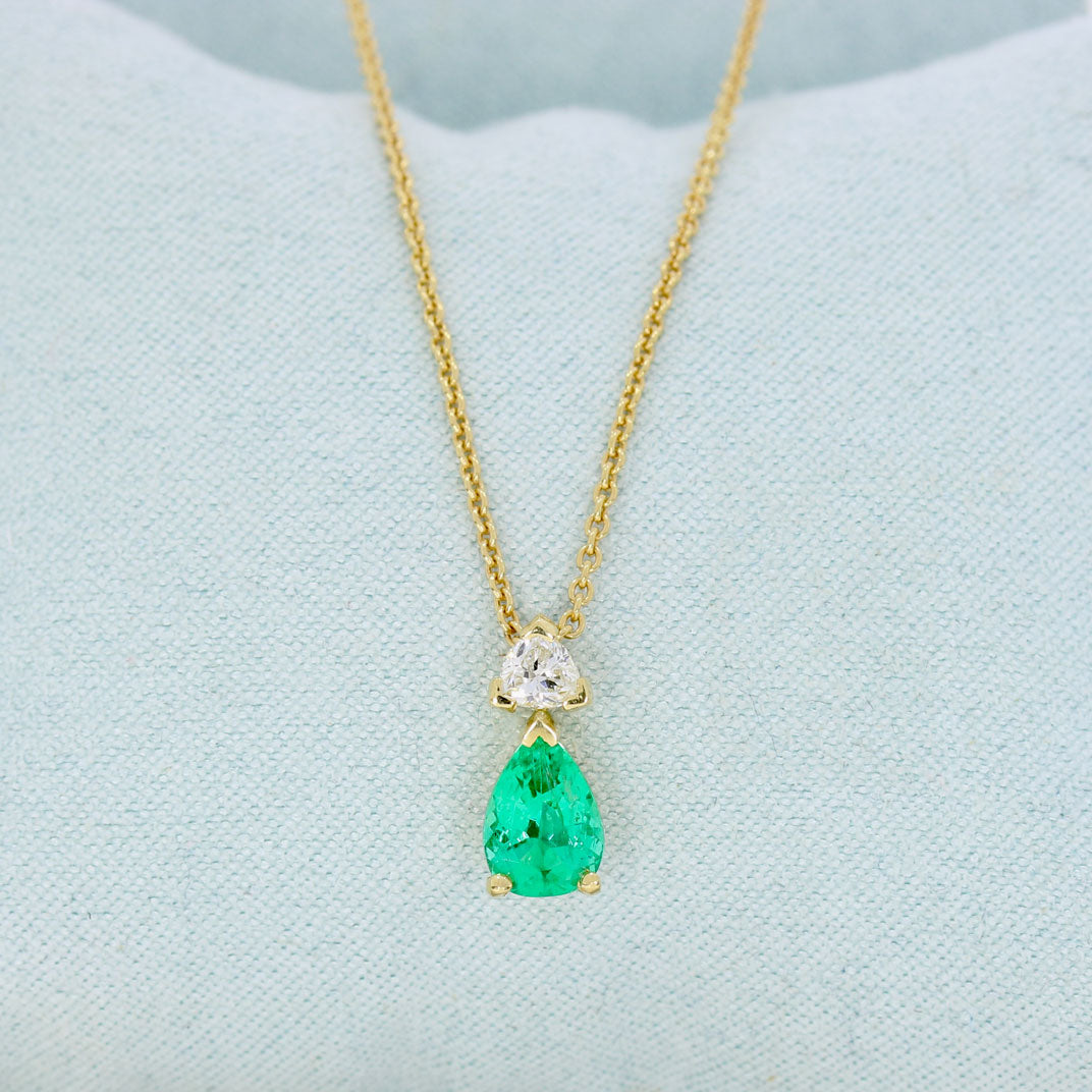 18ct Gold Pear Shape Emerald & Trillian Shape Diamond Pendant on 18ct 18" Chain