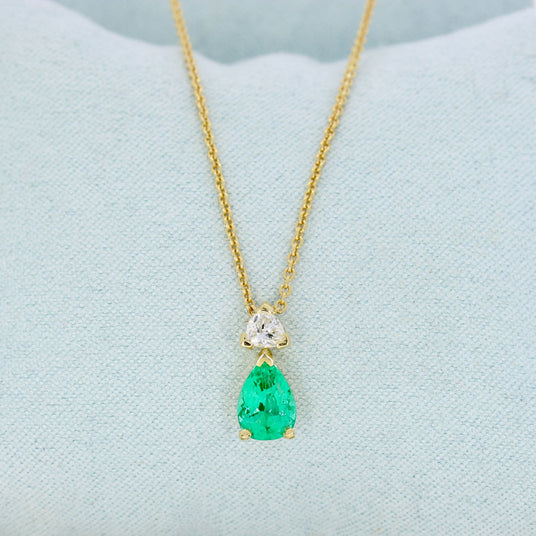18ct Gold Pear Shape Emerald & Trillian Shape Diamond Pendant on 18ct 18" Chain