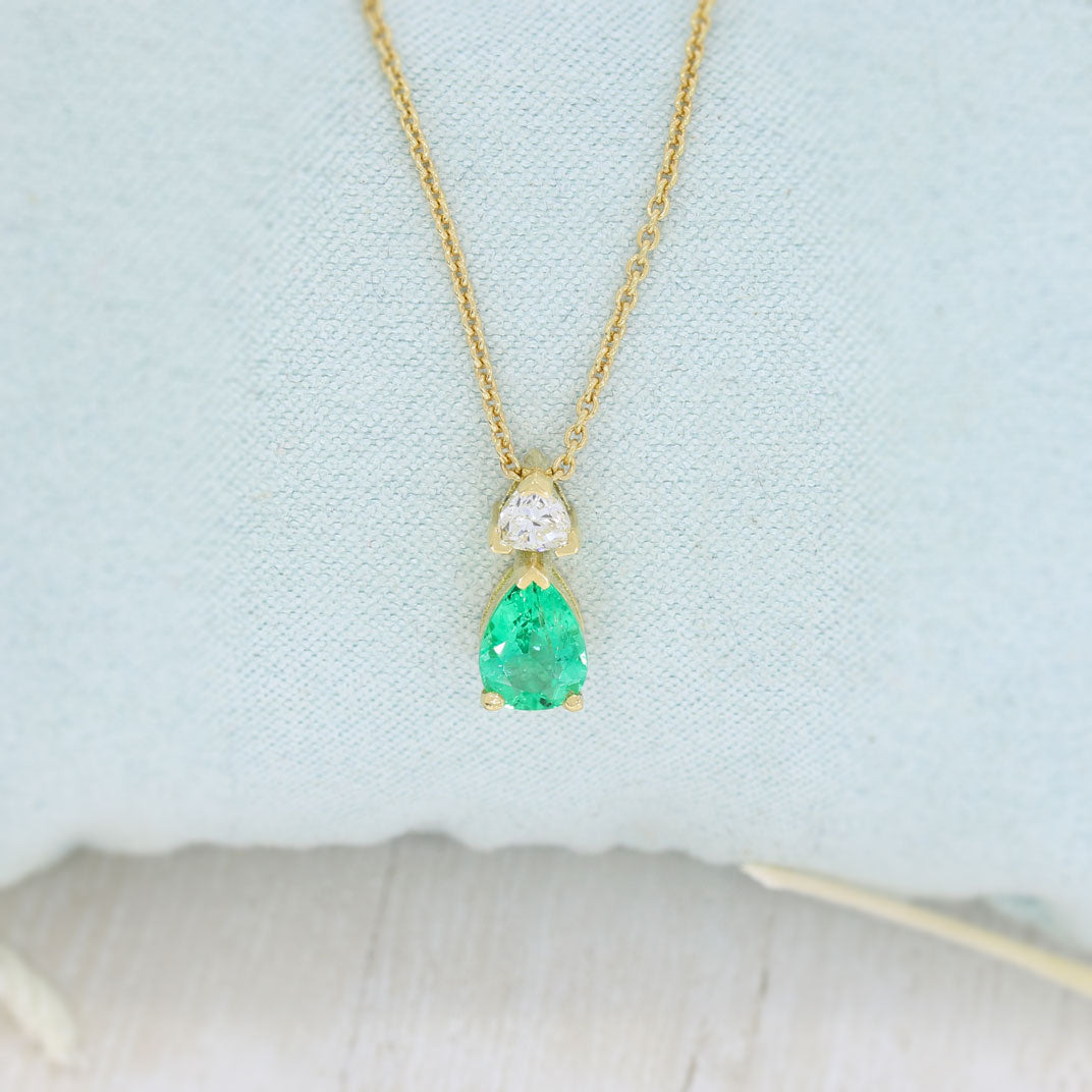 18ct Gold Pear Shape Emerald & Trillian Shape Diamond Pendant on 18ct 18" Chain