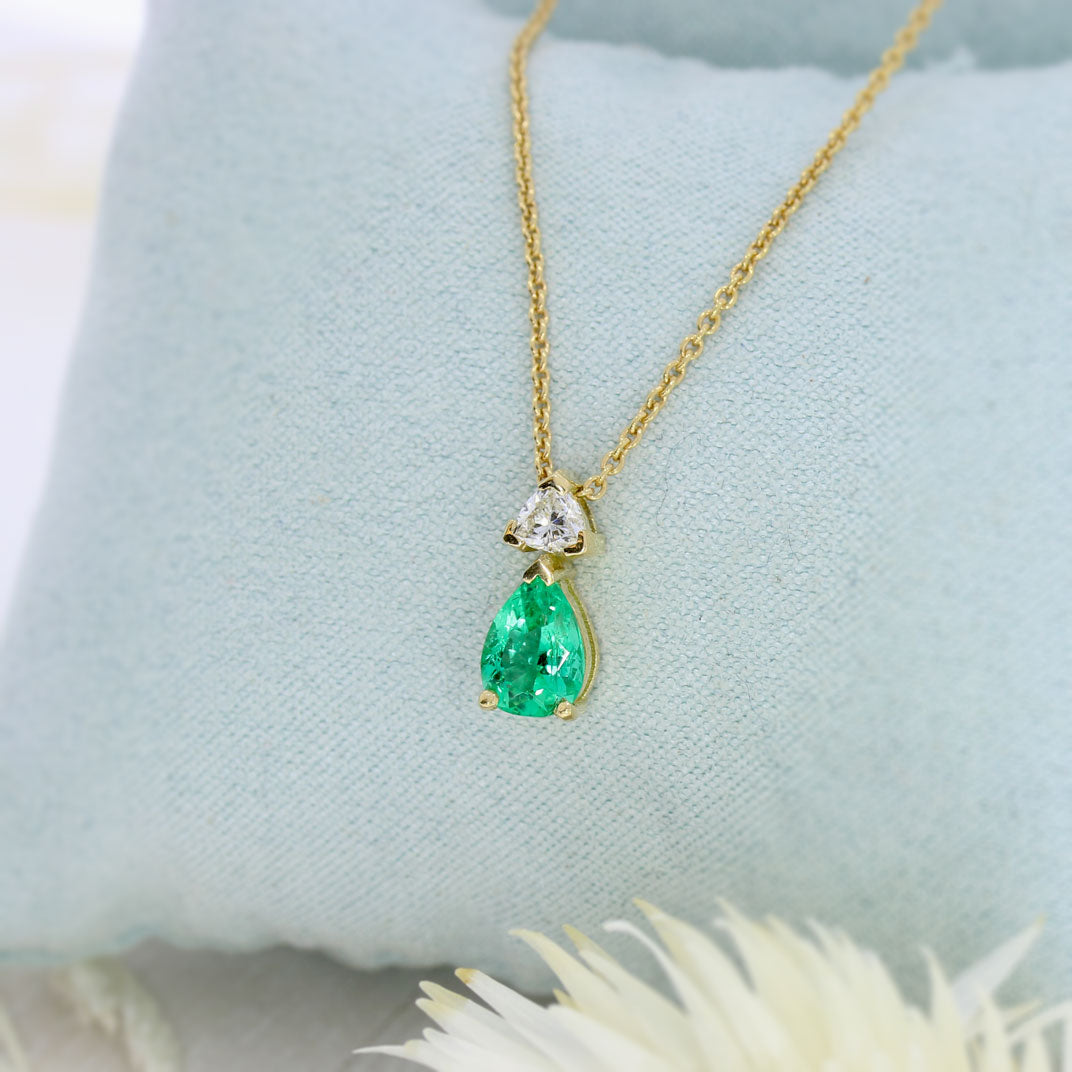 18ct Gold Pear Shape Emerald & Trillian Shape Diamond Pendant on 18ct 18" Chain