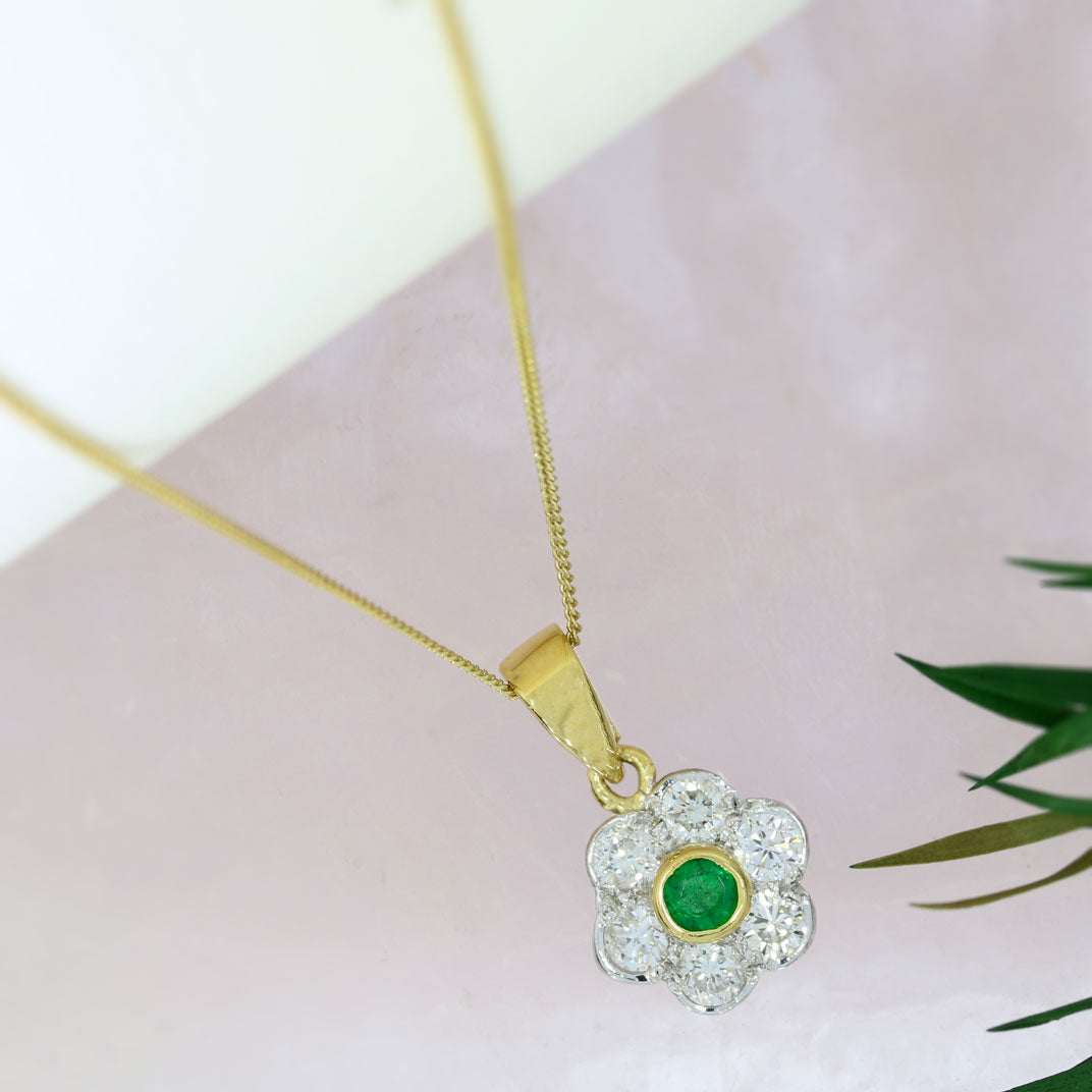 18ct Yellow Gold Emerald & Diamond Flower Cluster Pendant om 9ct 20 Inch Curb Chain