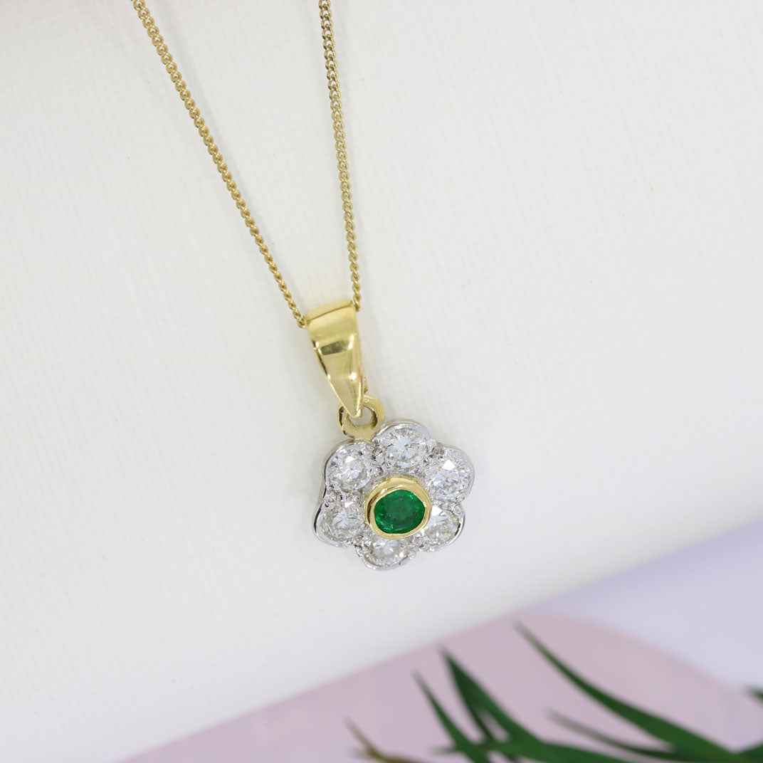 18ct Yellow Gold Emerald & Diamond Flower Cluster Pendant om 9ct 20 Inch Curb Chain