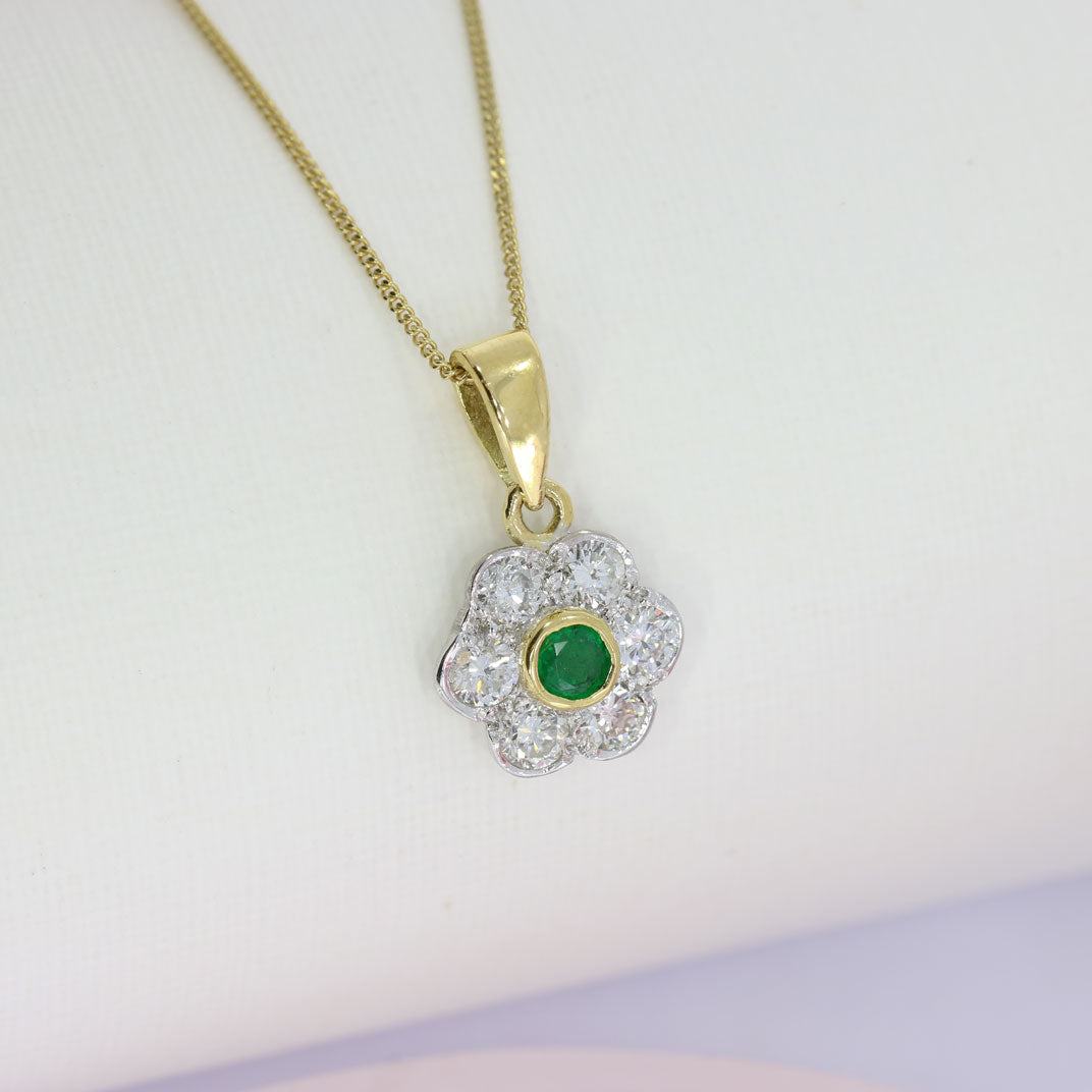 18ct Yellow Gold Emerald & Diamond Flower Cluster Pendant om 9ct 20 Inch Curb Chain
