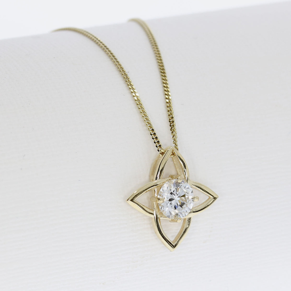 9ct Gold Flower Shaped Pendant Set Lab Grown Diamond 1.05ct On 18" Chain