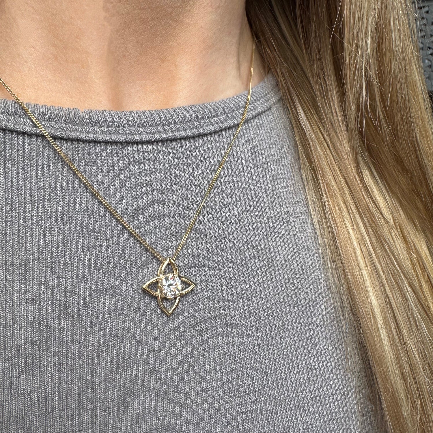 9ct Gold Flower Shaped Pendant Set Lab Grown Diamond 1.05ct On 18" Chain