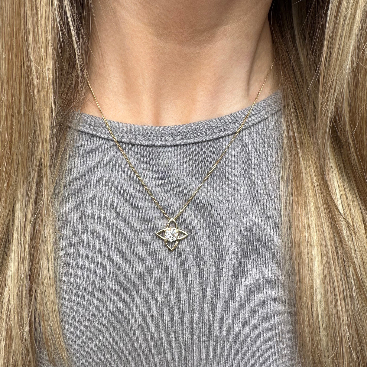 9ct Gold Flower Shaped Pendant Set Lab Grown Diamond 1.05ct On 18" Chain