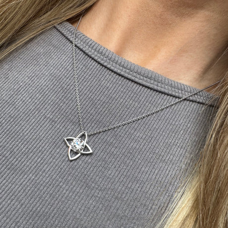 9ct Gold Lab Grown Diamond Flower Shape Pendant 1.00ct On 9ct 18" Chain