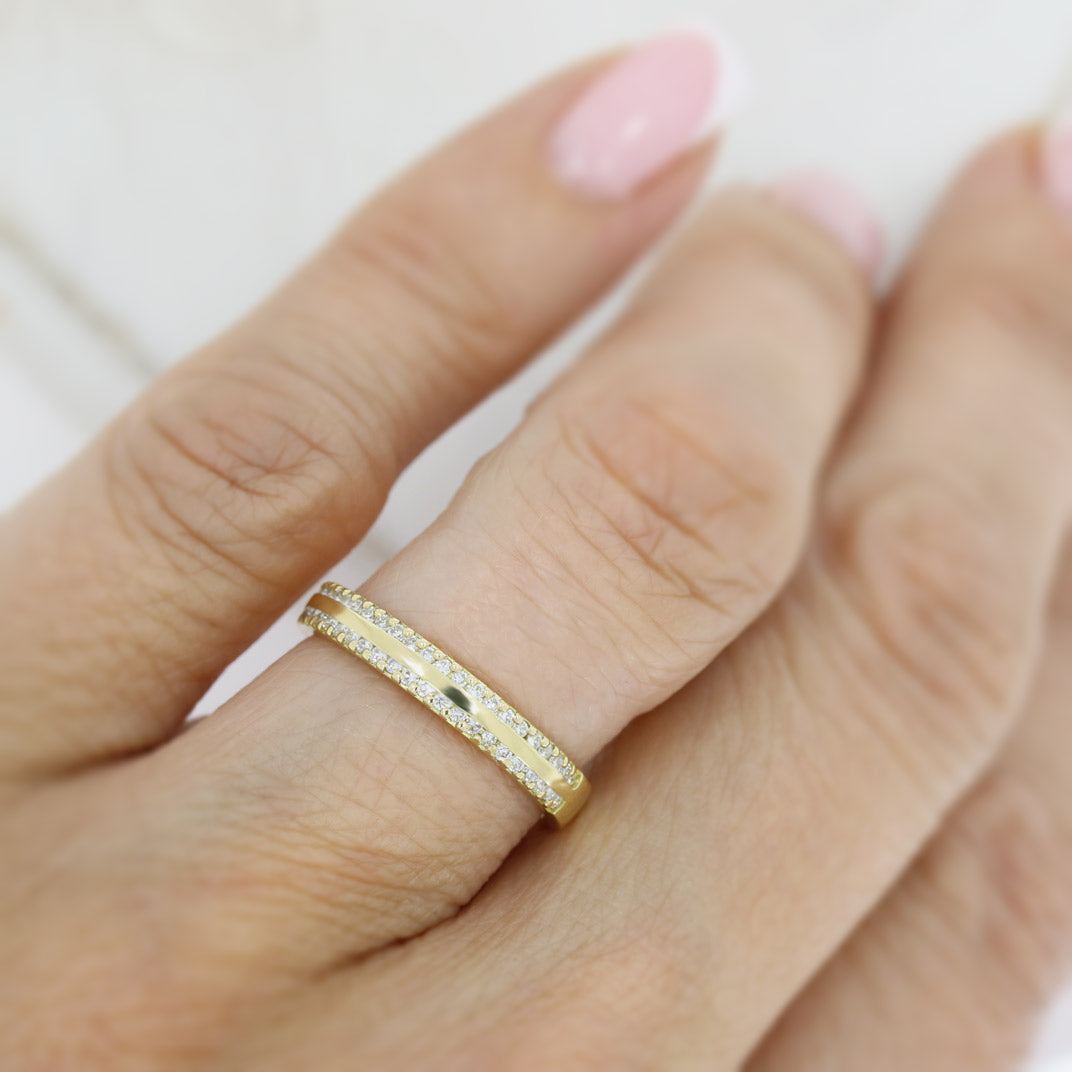 18ct Gold Wedding Ring with Claw Set Lab Grown Diamonds to Both Sides 0.28ct