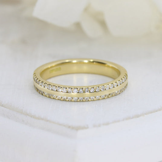 18ct Yellow Gold Wedding Ring with Claw Set Lab Grown Diamonds to Both Sides 0.28ct