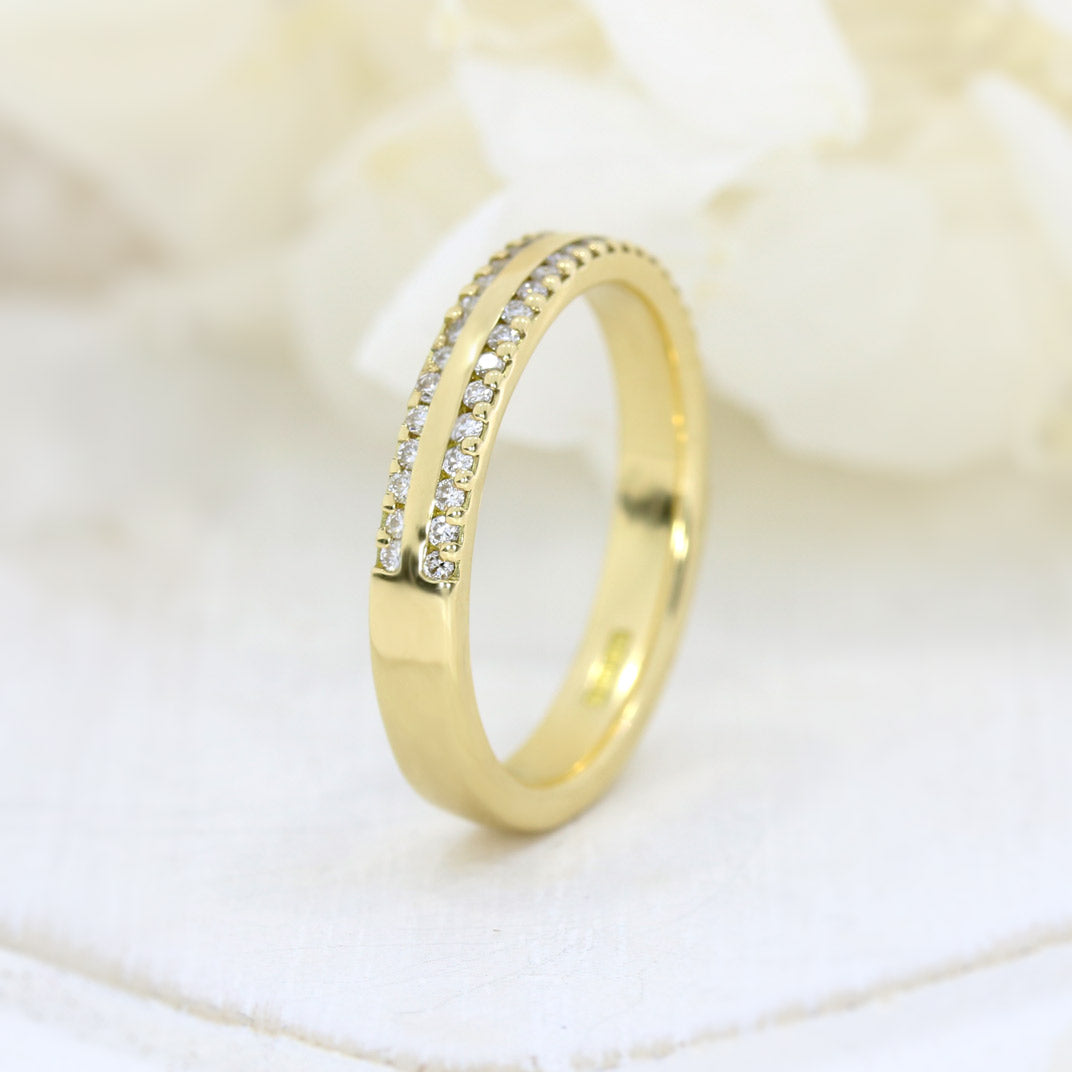 18ct Gold Wedding Ring with Claw Set Lab Grown Diamonds to Both Sides 0.28ct