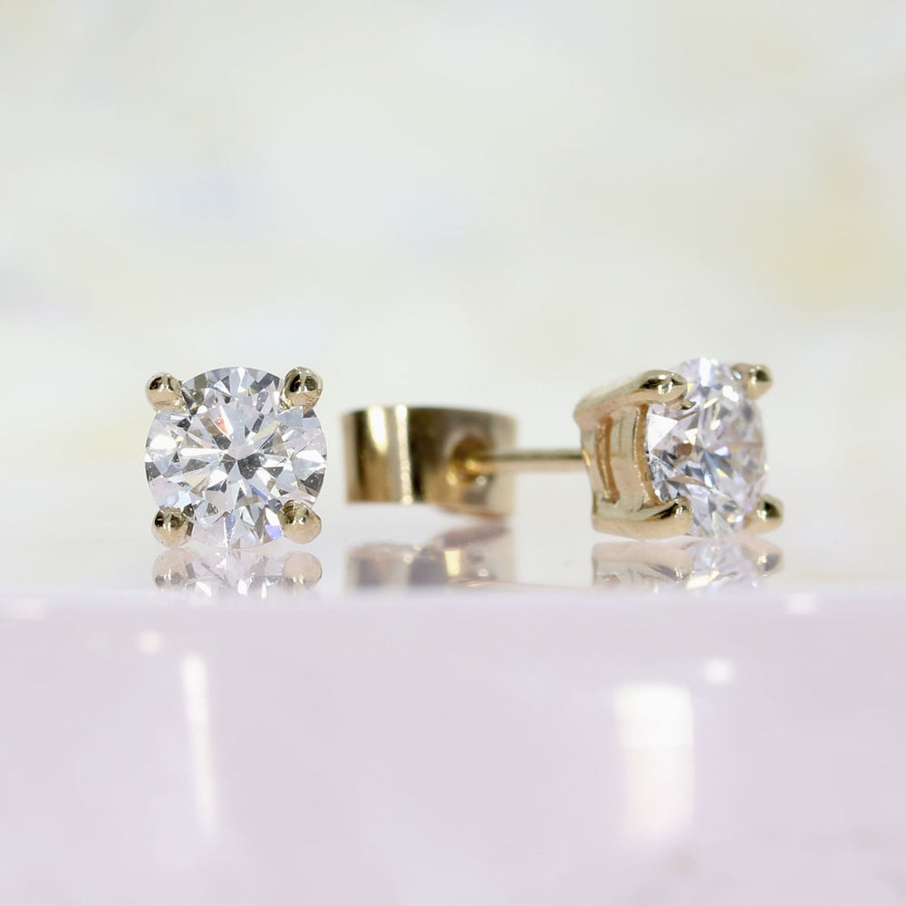9ct Yellow Gold 4 Claw Set Round Brilliant Cut Lab Diamond Studs 1ct D-F VVS-VS