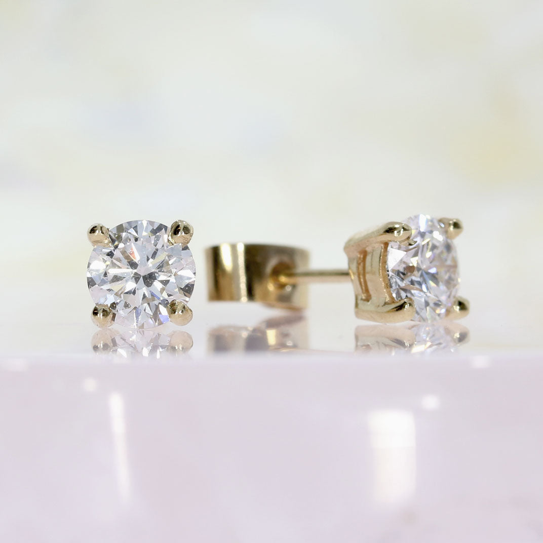 9ct Yellow Gold 4 Claw Set Round Brilliant Cut Lab Diamond Studs 1ct D-F VVS-VS