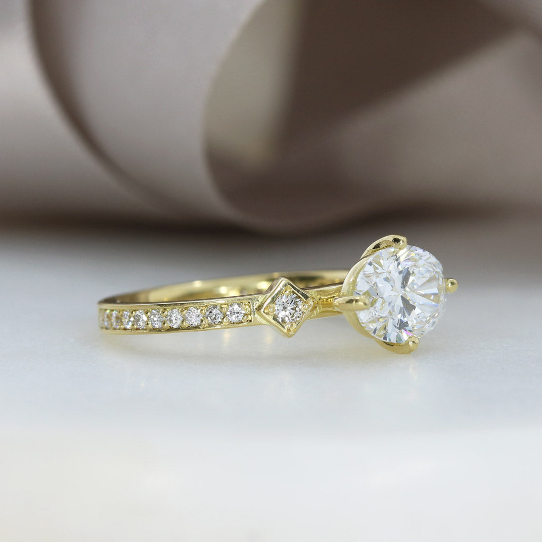 18ct Yellow Gold Fancy Oval Brilliant Cut Certified Lab Grown Diamond Fancy Ring  Total 1.73ct D VS1