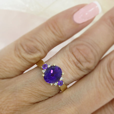 Pre Owned 9ct Oval Claw Set Amethyst Dress Ring with Diamond & Amethyst Shoulders