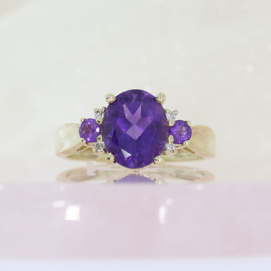 Pre Owned 9ct Oval Claw Set Amethyst Dress Ring with Diamond & Amethyst Shoulders