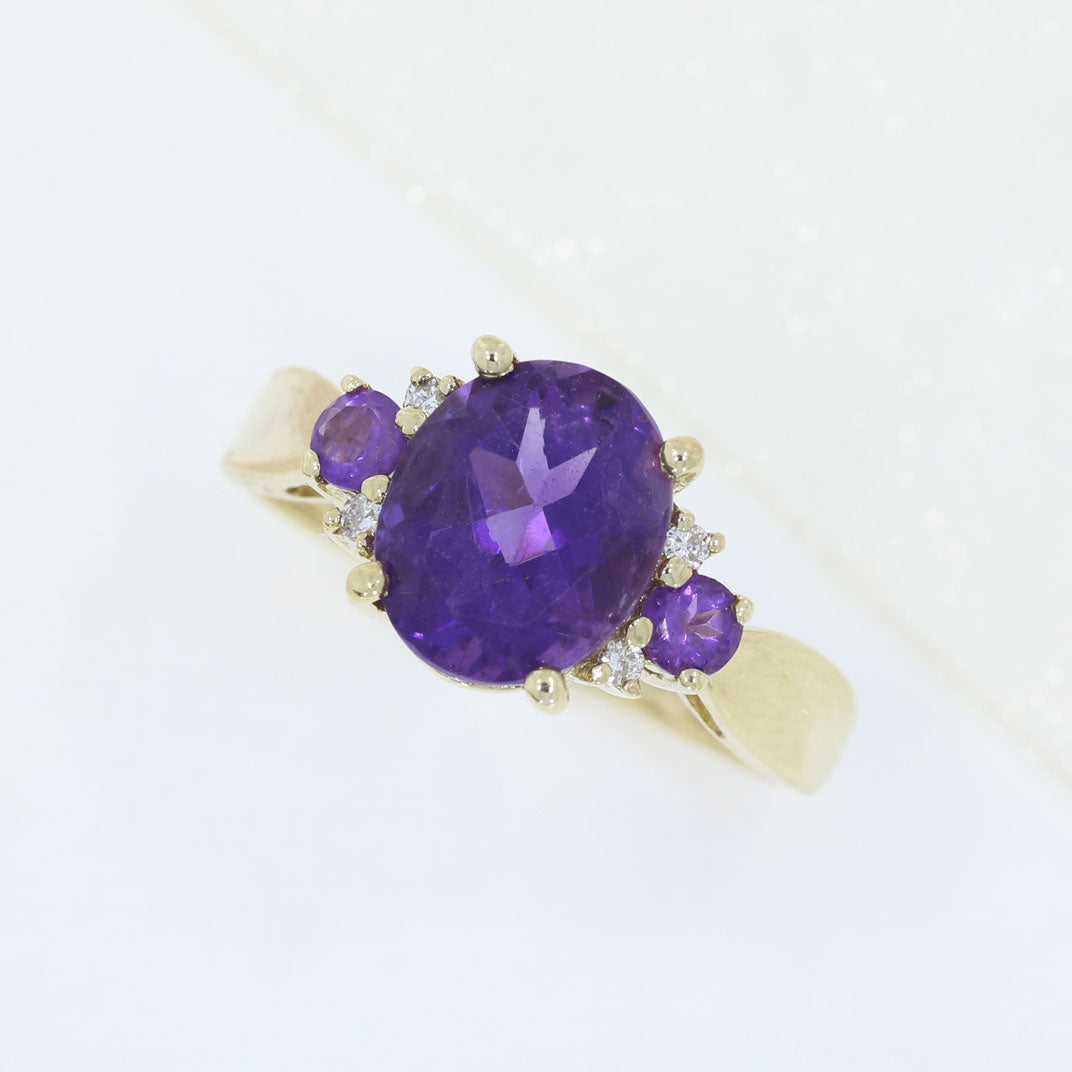 Pre Owned 9ct Oval Claw Set Amethyst Dress Ring with Diamond & Amethyst Shoulders