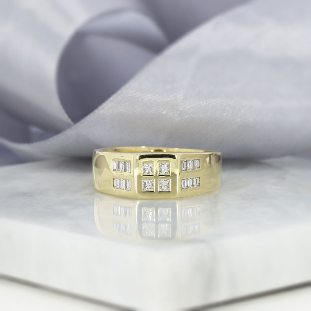 Pre Owned 18ct Yellow Gold Gents Diamond Signet Ring